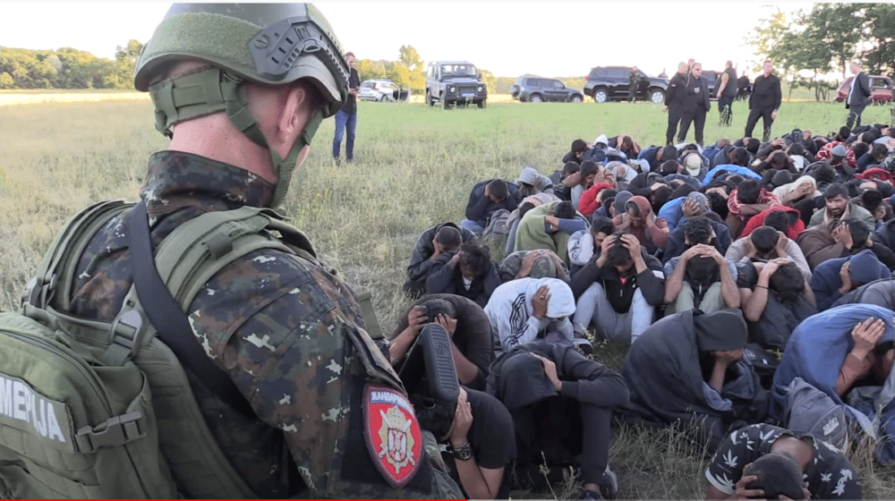 Samo naivni mogu biti iznenađeni kako Vulin postrojava migrante 1