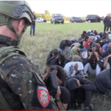 Samo naivni mogu biti iznenađeni kako Vulin postrojava migrante 13