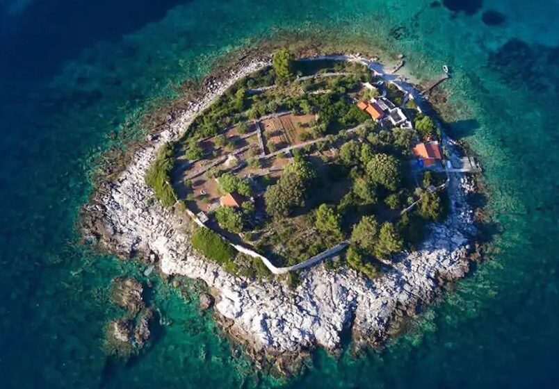 Ostrvce u Jadranskom moru, raspona 100 metara, sa samo tri kuće: Ime sluti da su se tu nekada lečili od gube 1