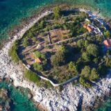 Ostrvce u Jadranskom moru, raspona 100 metara, sa samo tri kuće: Ime sluti da su se tu nekada lečili od gube 4