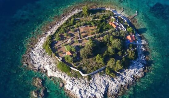 Ostrvce u Jadranskom moru, raspona 100 metara, sa samo tri kuće: Ime sluti da su se tu nekada lečili od gube 10