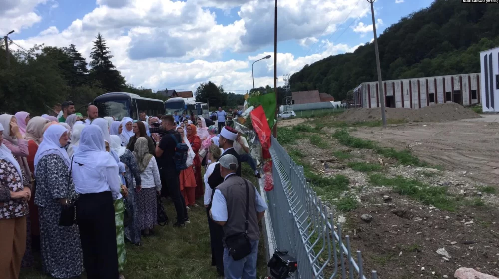 Policija RS sprečila porodice žrtava genocida da uđu na mesto stradanja u Kravicama 1