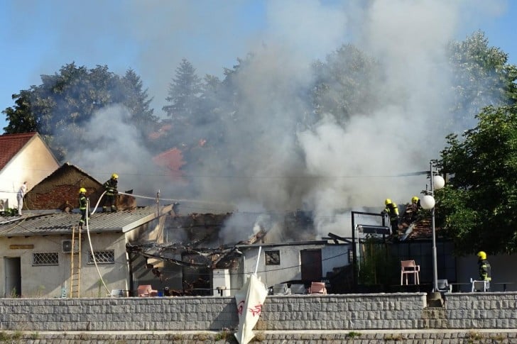 Lokalizovan požar u Valjevu, potpuno uništeno šest lokala 2