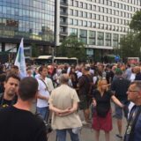 Protest u Novom Sadu: Okupljene dočekali uvredljivi plakati sa likom aktiviste Brajana Brkovića, stigli i aktivisti iz Beograda 9