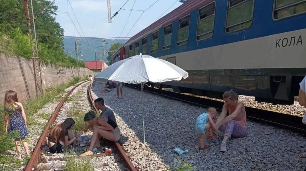 Zbog kvara na lokomotivi, putnici voza koji je sinoć krenuo iz Beograda u Bar, satima su čekali na suncu u Brodarevu da nastave put 1