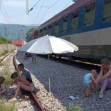 Zbog kvara na lokomotivi, putnici voza koji je sinoć krenuo iz Beograda u Bar, satima su čekali na suncu u Brodarevu da nastave put 12