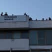 Radnici nikšićke železare protestovali na krovu, Abazović ih obišao rano jutros (VIDEO) 13