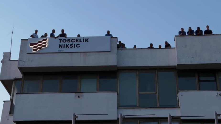 Radnici nikšićke železare protestovali na krovu, Abazović ih obišao rano jutros (VIDEO) 1