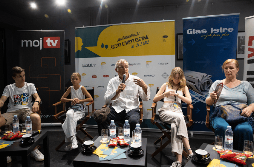 Na Pulskom festivalu porodična atmosfera na press konferenciji filma "Leto kada sam naučila da letim" Raše Andrića, i ovacije na premijeri sinoć u Areni 1