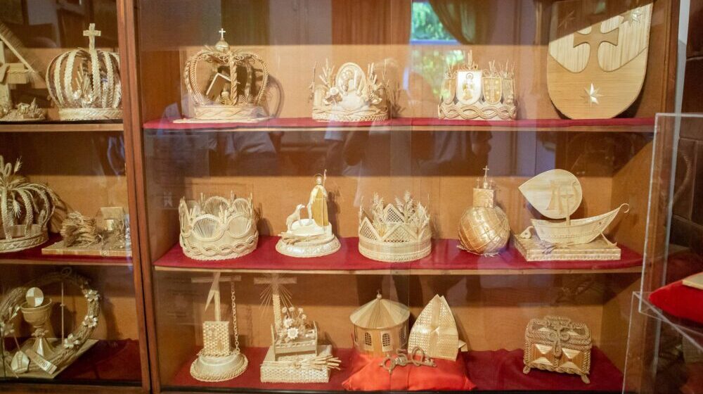 Otvorena izložba „S Božjom pomoći“: Krune od slame su neizostavni deo svake Dužijance 1