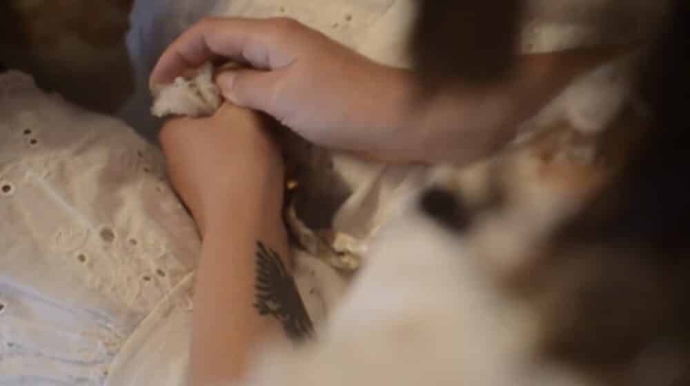 Ukrajinska novinarka istetovirala dvoglavog orla: “Ukrajina prolazi kroz isti rat kao Albanci i Kosovo” 1