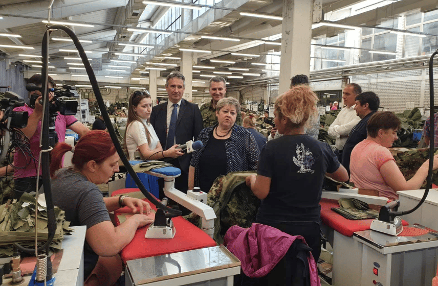 Ministarka privrede posetila pogon kompanije "Jumko" u Golemom Selu, donirala i kosilicu porodici u Vlasu 1