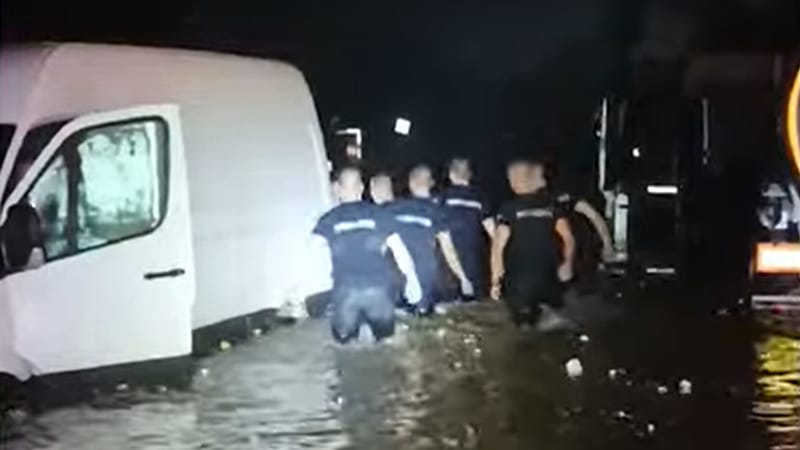 Policija spasavala i evakusala građane tokom nevremena u Beogadu (VIDEO) 1