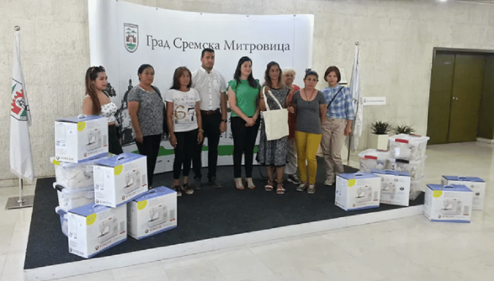 Sremska Mitrovica: Dodeljena oprema za šivenje za samozapošljavanje Roma 1