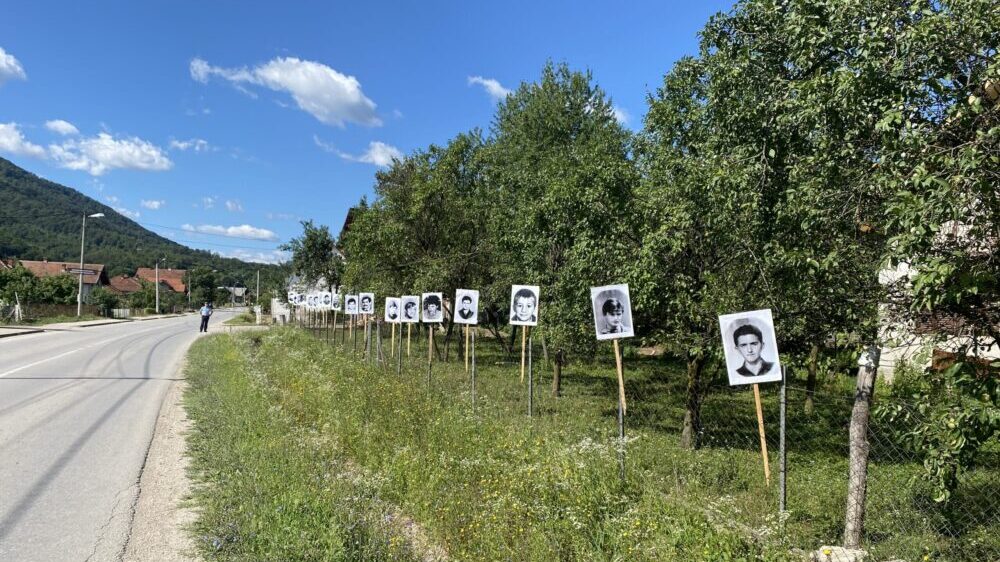 U Potočarima će danas biti ukopani posmrtni ostaci 50 osoba, velika je gužva na putu ka Memorijalnom centru 2 U Potočarima će danas biti ukopani posmrtni ostaci 50 osoba, velika je gužva na putu ka Memorijalnom centru 2