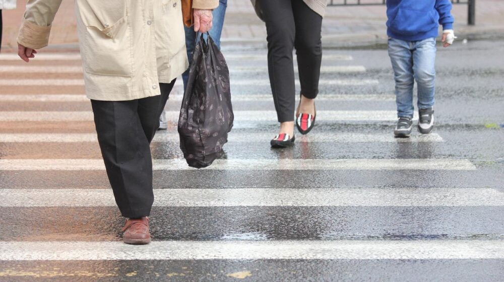 Kazne za pešake: Koliko ćete platiti ako pređete ulicu na crveno, van pešačkog ili iznenada 'izletite' na put? 1