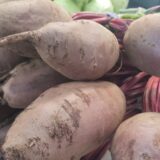 Stigla mlada cvekla, vreme je za salate, boršč i smuti 2