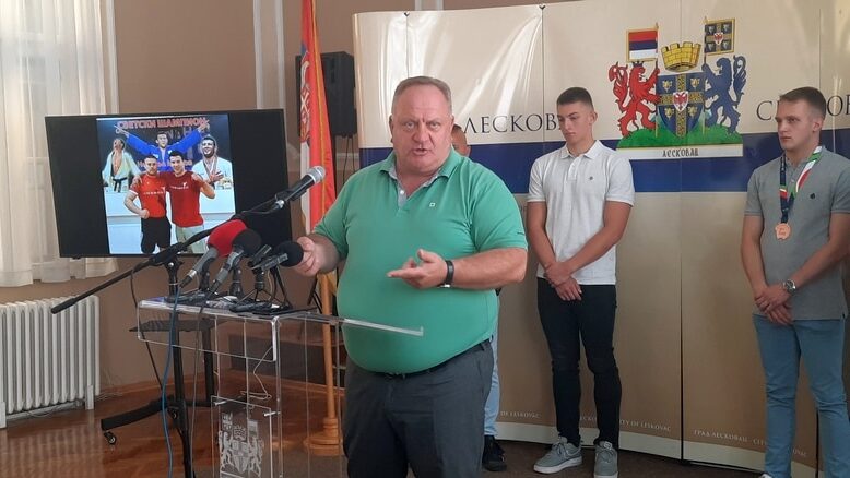 Oglasio se i gradonačelnik Leskovca povodom nastupa Jelene Karleuše na Roštiljijadi 1