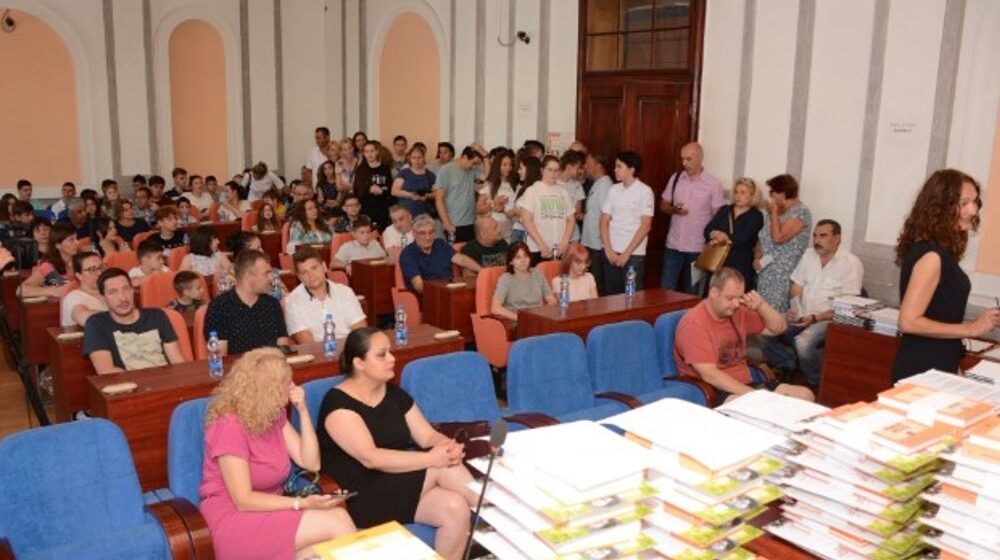 Zaječar: Podеljеnе Vukovе diplomе i priznanja najboljim učеnicima 1