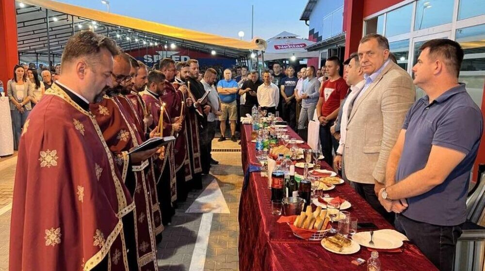 "Slika i prilika 'srpskog sveta'": Sagovornici Danasa o Dodiku koji je sa sedam sveštenika otvorio benzinsku pumpu na Manjači 1