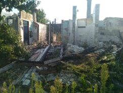 foto, pozar kod gradjevinske skole, rusevina 2, z. miladinovic Šatori na zgarišu u znak protesta: Devet niških porodica poziva grad da ih stambeno zbrine nakon što su u požaru ostali bez domova 15