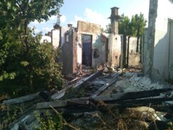 foto, pozar kod gradjevinske skole, rusevina 3, z. miladinovic Šatori na zgarišu u znak protesta: Devet niških porodica poziva grad da ih stambeno zbrine nakon što su u požaru ostali bez domova 14