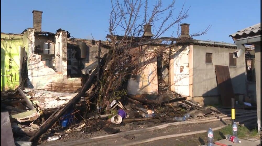 Protest u Nišu: Porodice koje su u požaru izgubile dom sutra postavljaju šatore na zgarištu, uskoro možda i pred Vučićevim kabinetom 1