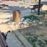 Na igralištu za decu u Leskovcu špricevi, pikavci, pivske flaše i limenke 2