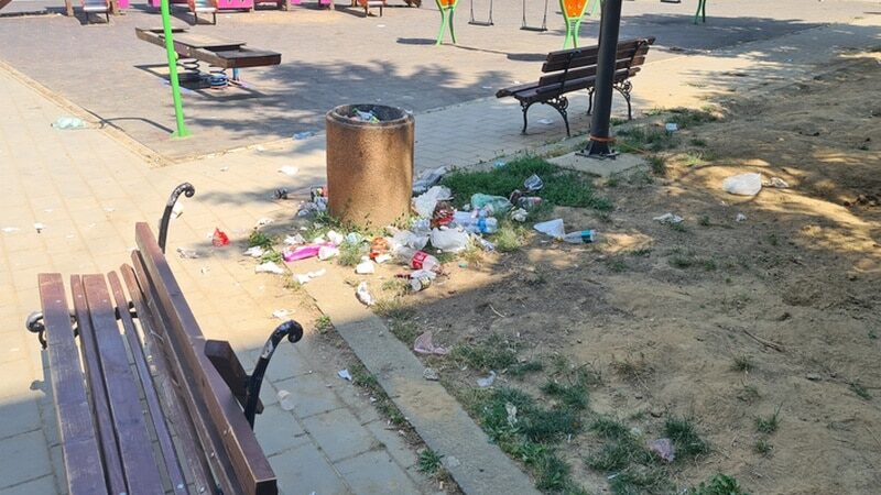 Na igralištu za decu u Leskovcu špricevi, pikavci, pivske flaše i limenke 1