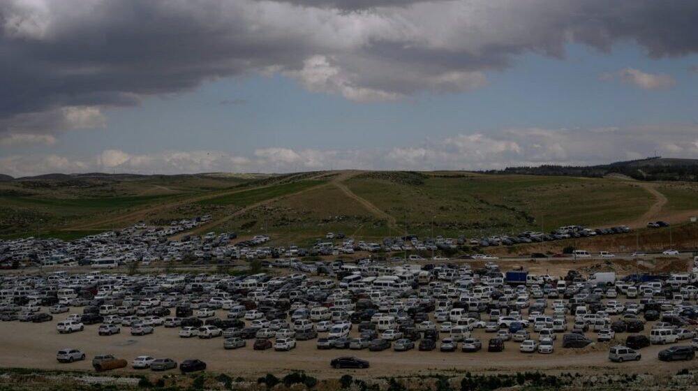 U Tel Avivu postavljen transparent dobrodošlice Bajdenu s izraelskom i palestinskom zastavom 1