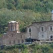 Polomljena kapija srednjovekovne crkve Svetog Spasa u Prizrenu i skinut krst 19