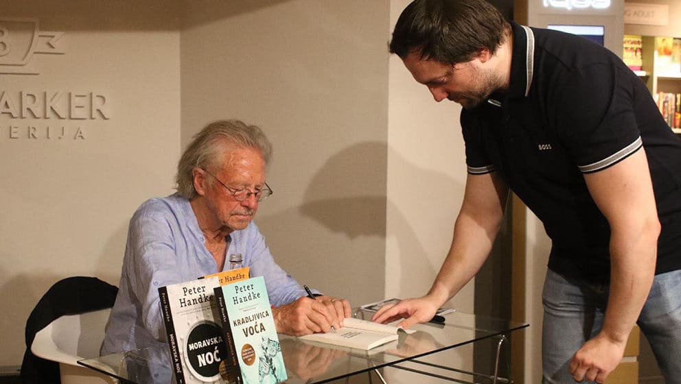 "Mi volimo slavne, naročito ako oni, želeći da nas privole, sporadično pokažu tri prsta": Reakcije na veliko interesovanje Beograđana za Handkea 1