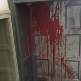 Prostorije Žena u crnom ponovo napadnute: Muškarac bacio crvenu farbu na vrata 2