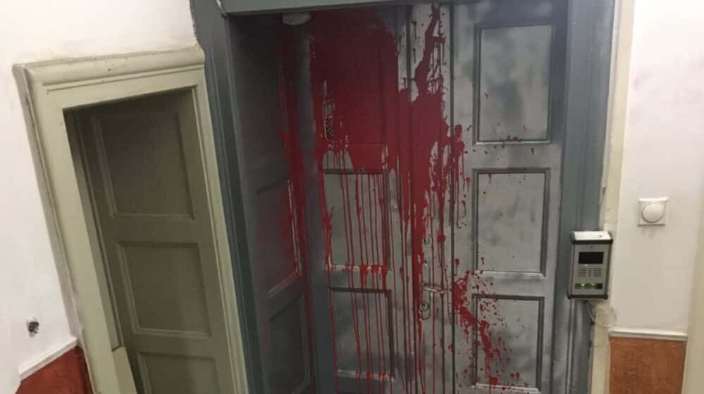 Prostorije Žena u crnom ponovo napadnute: Muškarac bacio crvenu farbu na vrata 1