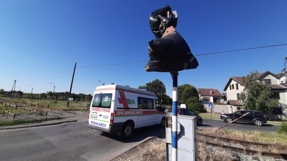 Umesto rampe i polubranika na pružnim prelazima u Zrenjaninu noćne sirene bude građane kad nailazi voz 1