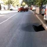 Otvorio se asfalt nasred Ulice Maksima Gorkog u Beogradu, rupa duboka nekoliko metara (VIDEO) 3