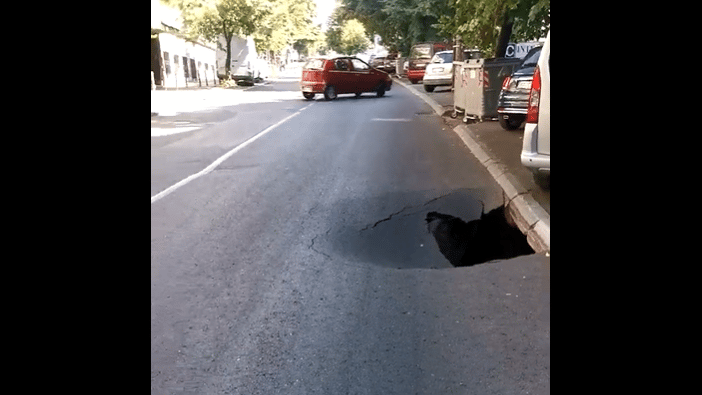 Otvorio se asfalt nasred Ulice Maksima Gorkog u Beogradu, rupa duboka nekoliko metara (VIDEO) 1