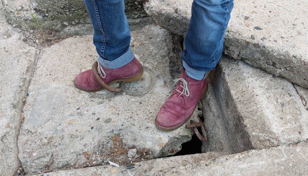 Prolazak centrom Zaječara opasan po zdravlje: Građanin zbog rupa i armature koja viri iz betona zadobio dvostruki otvoreni prelom noge 3