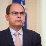 Šmit se večeras vraća u BiH, umesto u Sarajevo sleteće u Tuzlu 7