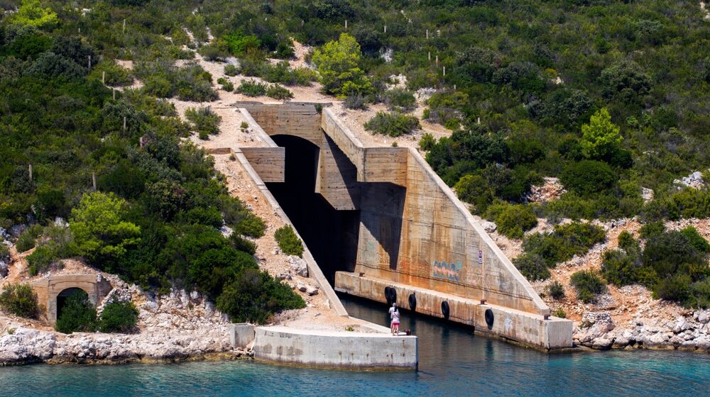 Deo ostrva koji je godinama bio “zabranjeni grad”: Titova vojna baza sa više od 30 tunela 1