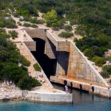 Deo ostrva koji je godinama bio “zabranjeni grad”: Titova vojna baza sa više od 30 tunela 9