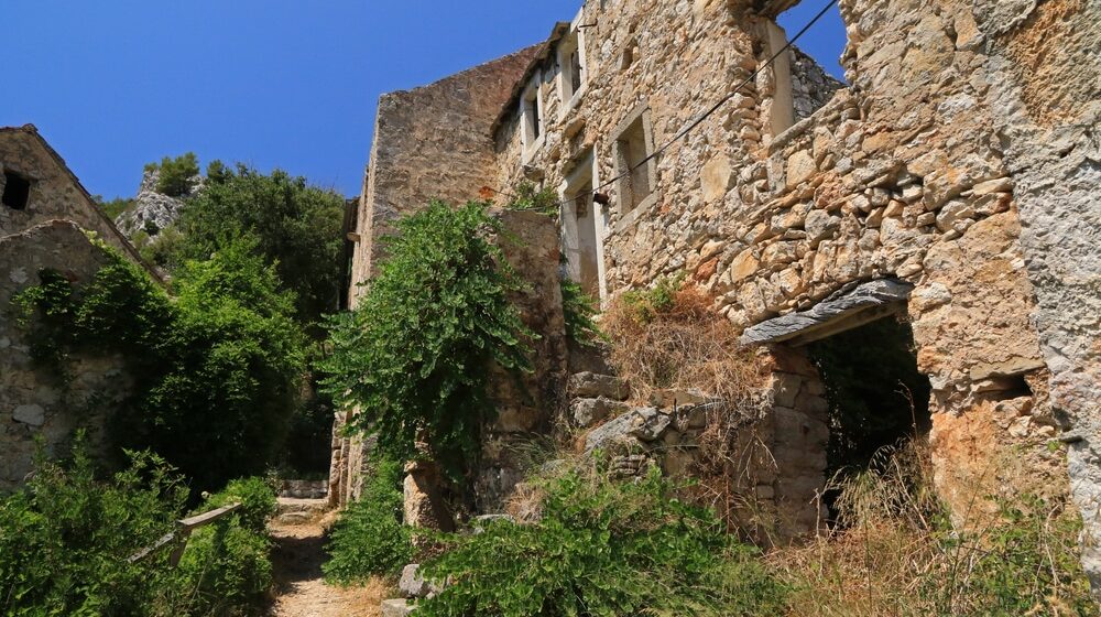 Selo bez stanovnika u koje ljudi iz celog sveta dolaze na jagnjetinu ispod sača 1