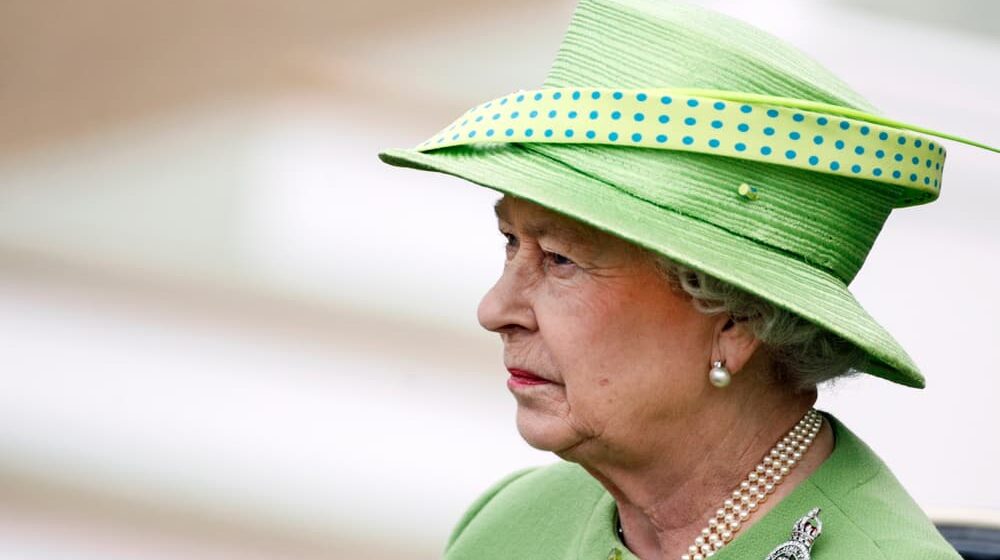 Zašto kraljica Elizabeta Druga uvek nosi bisernu ogrlicu? 1
