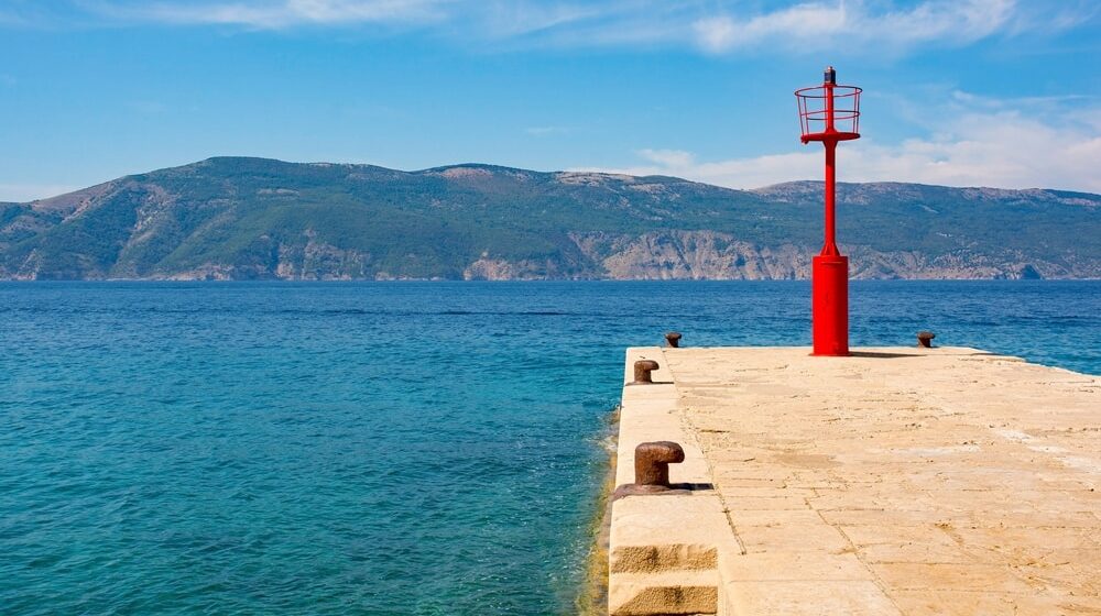 U mestu žive samo mama, tata, sin i fratar, a leti na svakog stigne šest autobusa turista dnevno 1