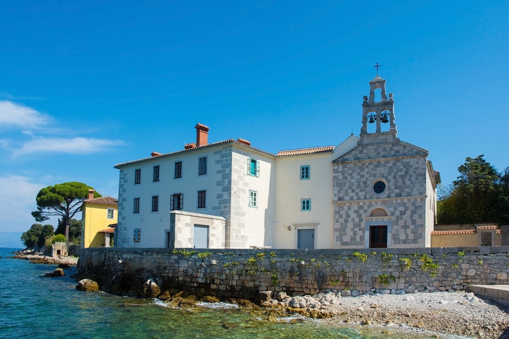 U mestu žive samo mama, tata, sin i fratar, a leti na svakog stigne šest autobusa turista dnevno 2 U mestu žive samo mama, tata, sin i fratar, a leti na svakog stigne šest autobusa turista dnevno 2