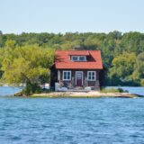 Najmanje naseljeno ostrvo na svetu: Na njega stane samo jedna kuća i drvo 14