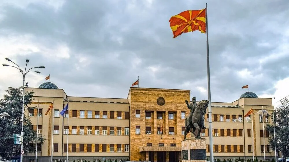 Opozicioni poslanici u Sobranju kolege iz vlasti ometaju vuvuzelama 1