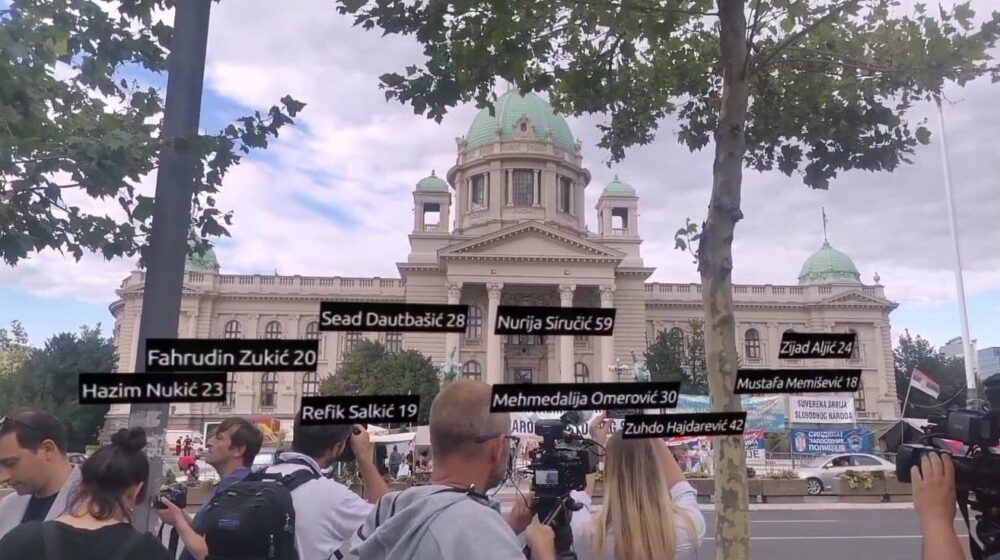 (VIDEO) Predstavljen digitalni format imena srebreničkih žrtava na zgradi Skupštine Srbije 1