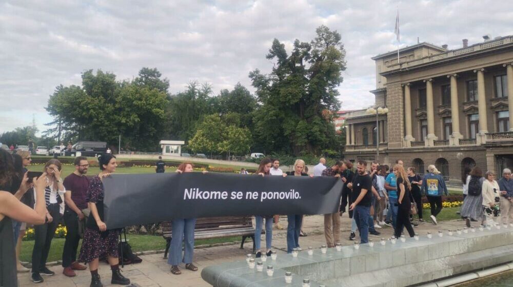 Kod Predsedništva upaljene sveće za žrtve genocida u Srebrenici 1