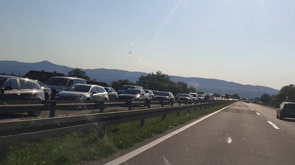 Reporter Danasa na autoputu: Kolona duga više kilometara u smeru ka Makedoniji, najveći zastoj na relaciji Ražanj-Paraćin 1